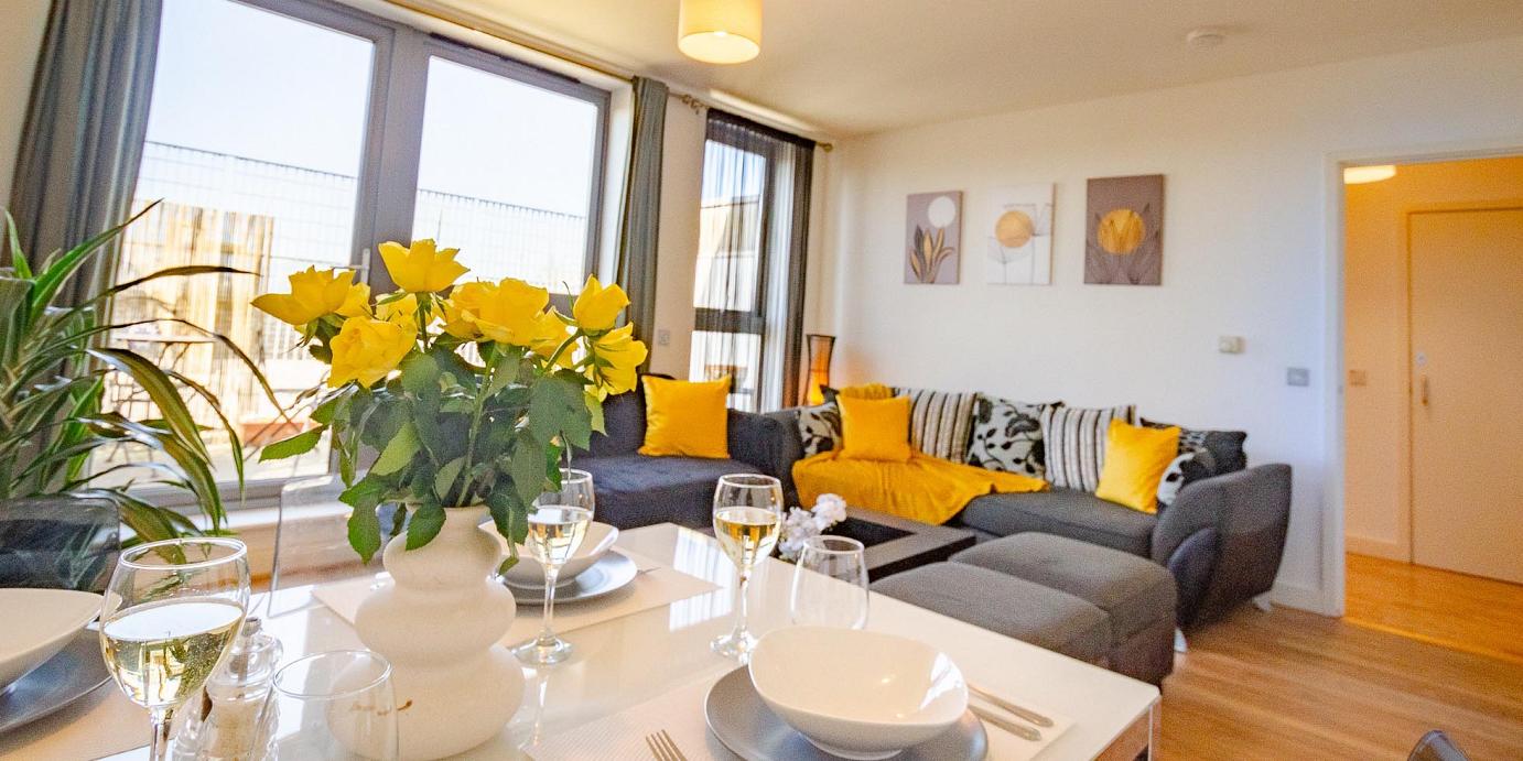 Serviced apartment in near excel with patio, terrace and living room