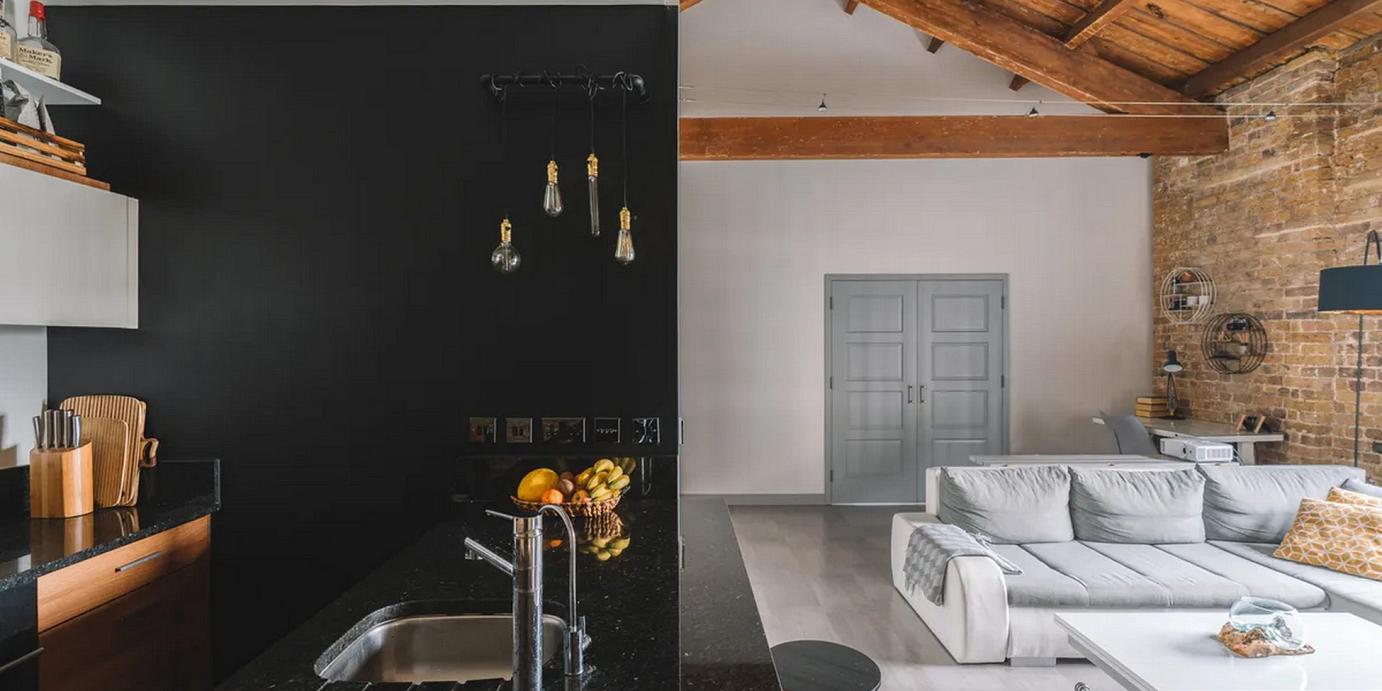 Serviced apartment in Royal Docks living room with smart TV, near Excel