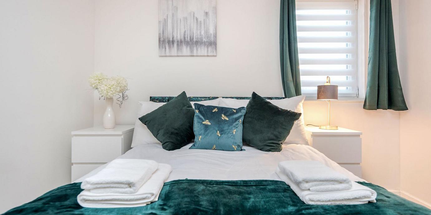 Serviced apartment near ExCel stylish bedroom